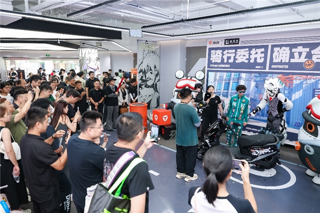 绳匠清晨集结，门店排起长龙——雅迪×绝区零上海快闪活动人气高涨