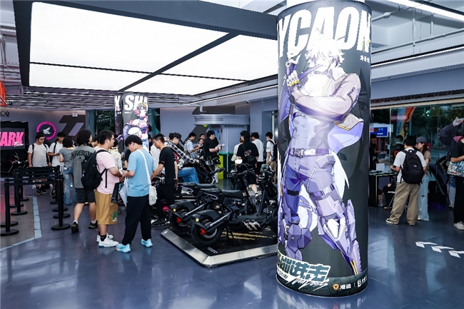 绳匠清晨集结，门店排起长龙——雅迪×绝区零上海快闪活动人气高涨
