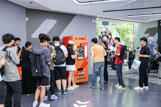 绳匠清晨集结，门店排起长龙——雅迪×绝区零上海快闪活动人气高涨
