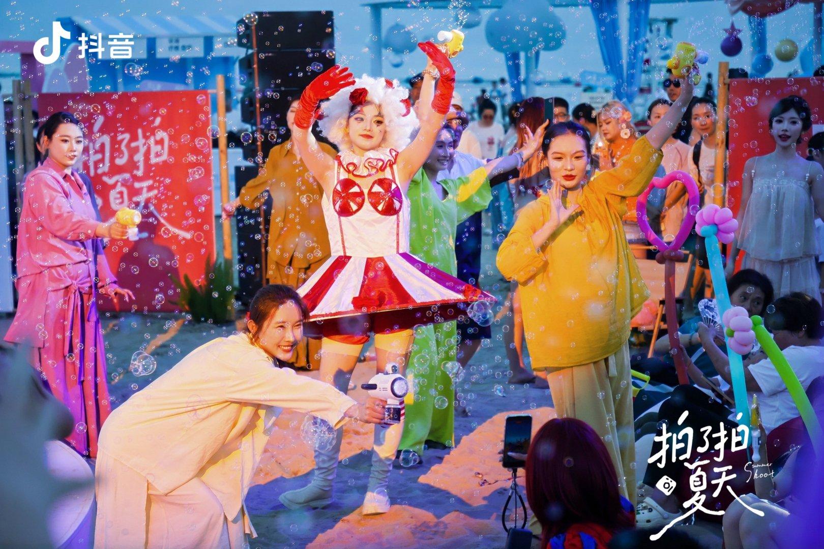 发现宝藏秦皇岛：百年老港和彩色沙滩，两种夏天一次解锁