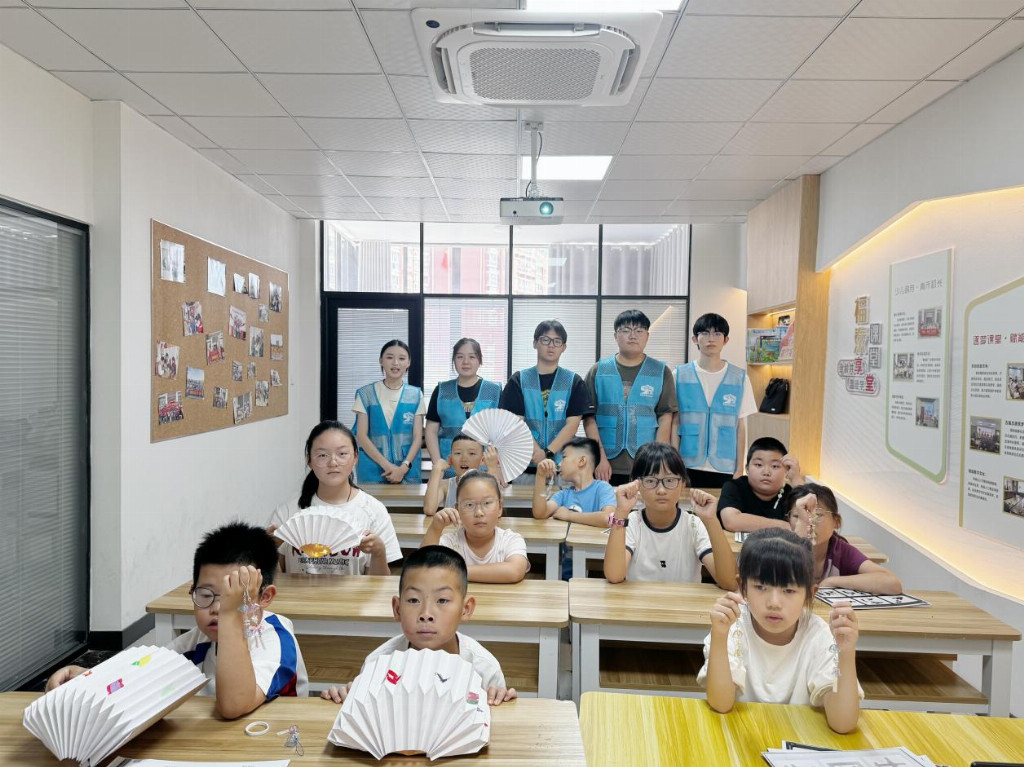 南通大学杏林学院昆韵予安实践团开展“巧手工匠凝雅趣，灯铃载艺暖桑”主题实践活动