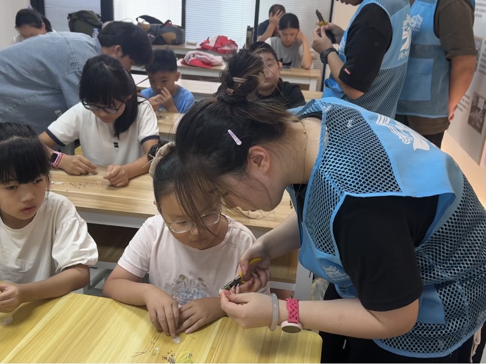 南通大学杏林学院昆韵予安实践团开展“巧手工匠凝雅趣，灯铃载艺暖桑”主题实践活动
