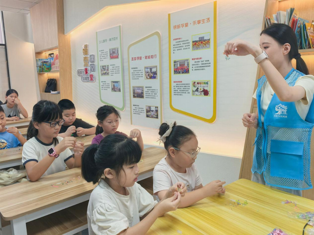 南通大学杏林学院昆韵予安实践团开展“巧手工匠凝雅趣，灯铃载艺暖桑”主题实践活动