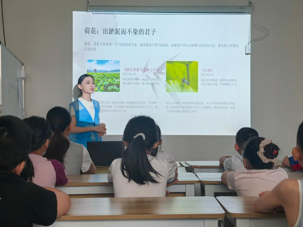 南通大学杏林学院昆韵予安实践团开展“荷韵悠长话国风，指尖手作藏夏意”主题实践活动
