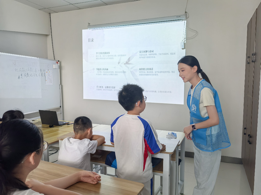 南通大学杏林学院昆韵予安实践团开展“荷韵悠长话国风，指尖手作藏夏意”主题实践活动