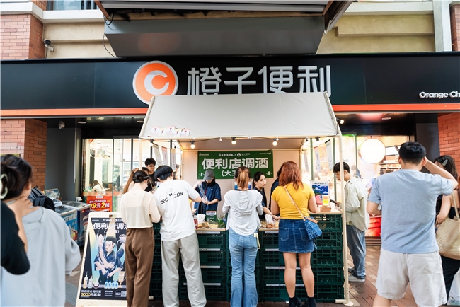 便利店门口的5平米，成了济南年轻人的“调酒赛场”