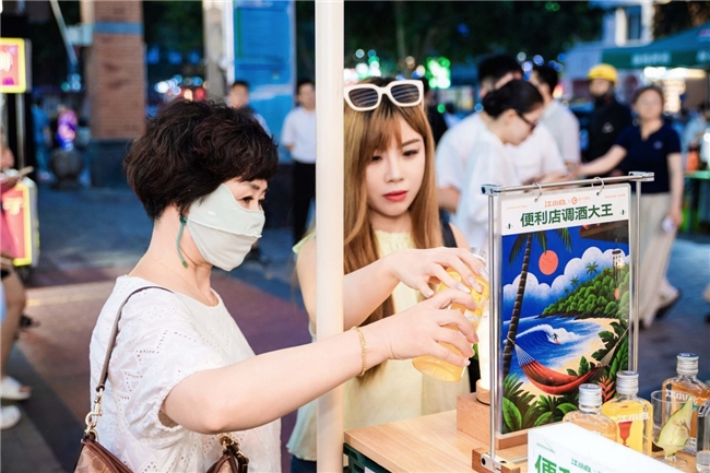 便利店门口的5平米，成了济南年轻人的“调酒赛场”