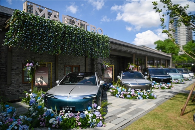 拓展超豪华市场新版图，尊界S800典藏大观、尊界V800开启首批交付