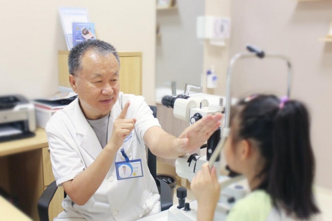 开学季孩子视力下降怎么办？济南普瑞眼科张立贵院长支招：近视防控第一课查什么、防什么